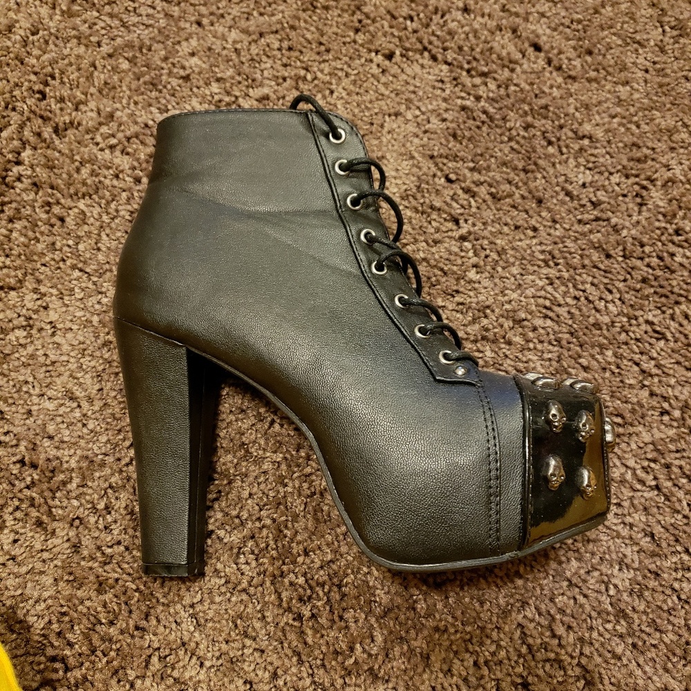 Skull toe, heeled bootie